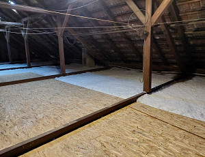 Zateplení stropu rodinného domu pomocí foukané izolace